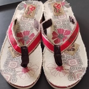 Strand Red and Cream Floral Women's Sandals Sz 7/8